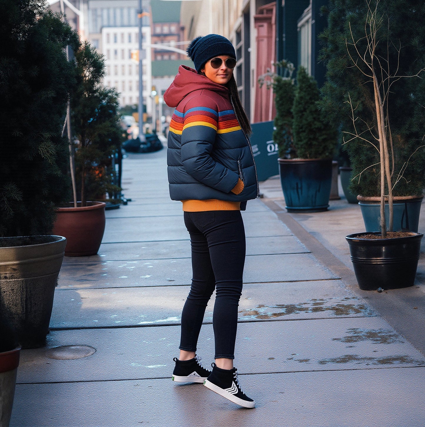 Brille con luz propia | Chaqueta retro con capucha de piel