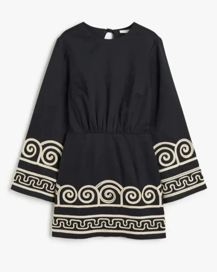 Deslumbra | Vestido corto con mangas largas 