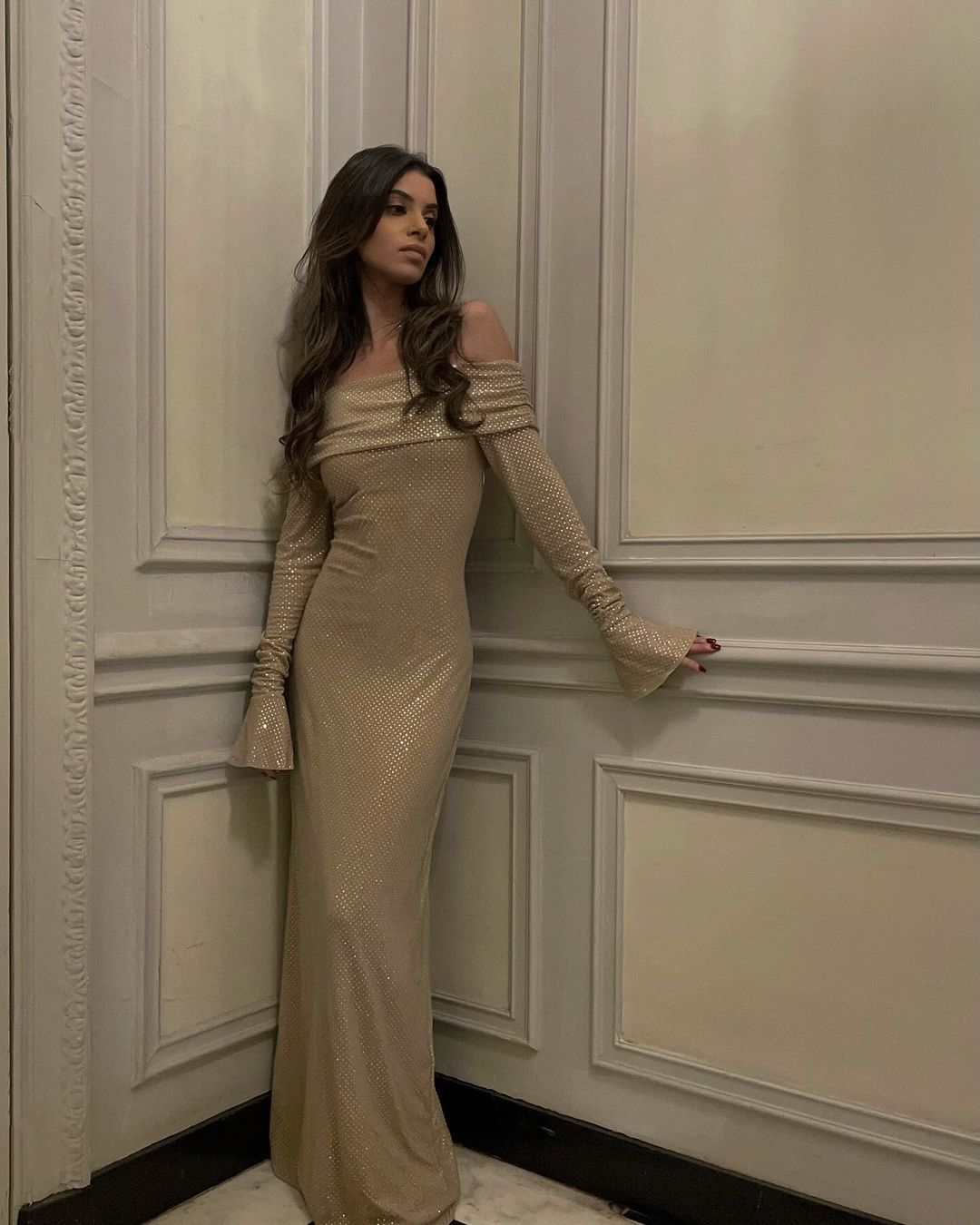 Deslumbra | Vestido largo brillante con hombros descubiertos