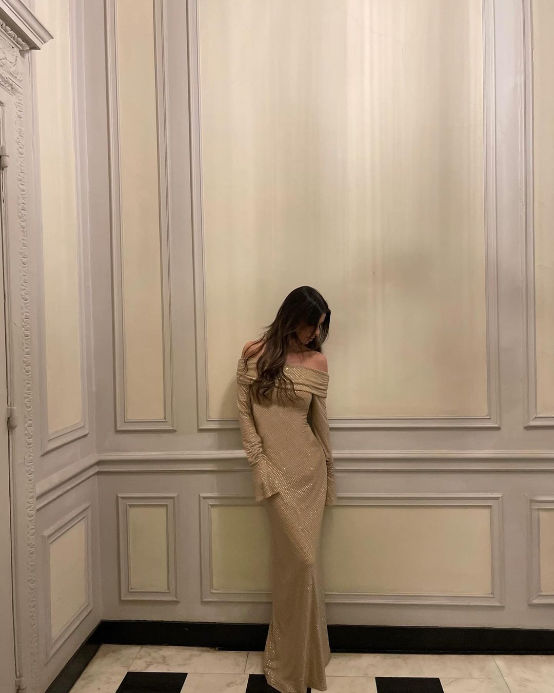 Deslumbra | Vestido largo brillante con hombros descubiertos