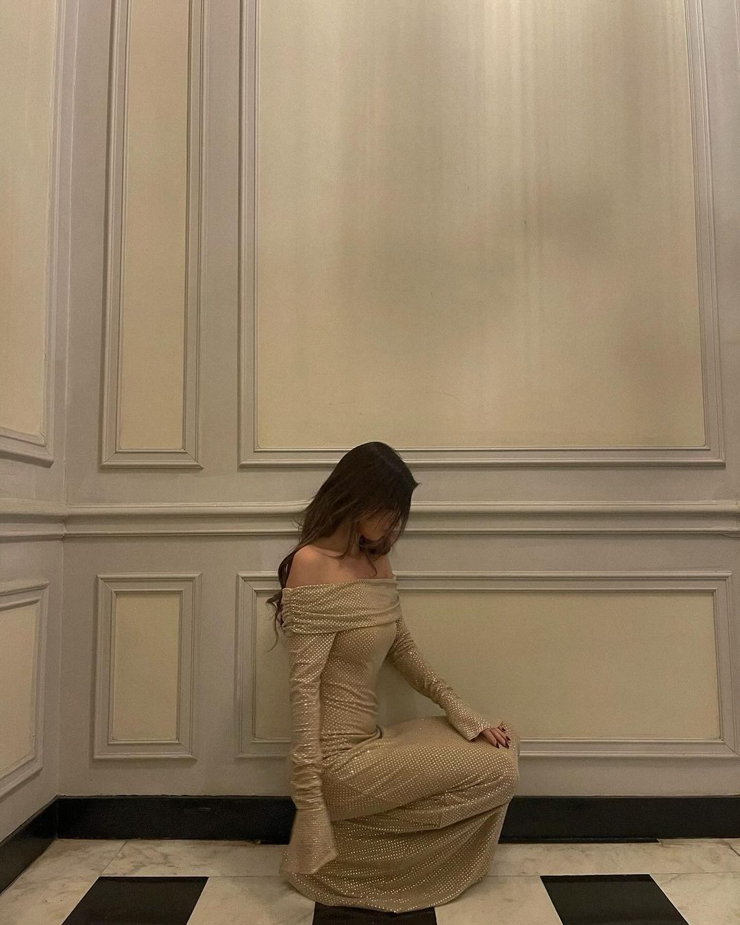 Deslumbra | Vestido largo brillante con hombros descubiertos