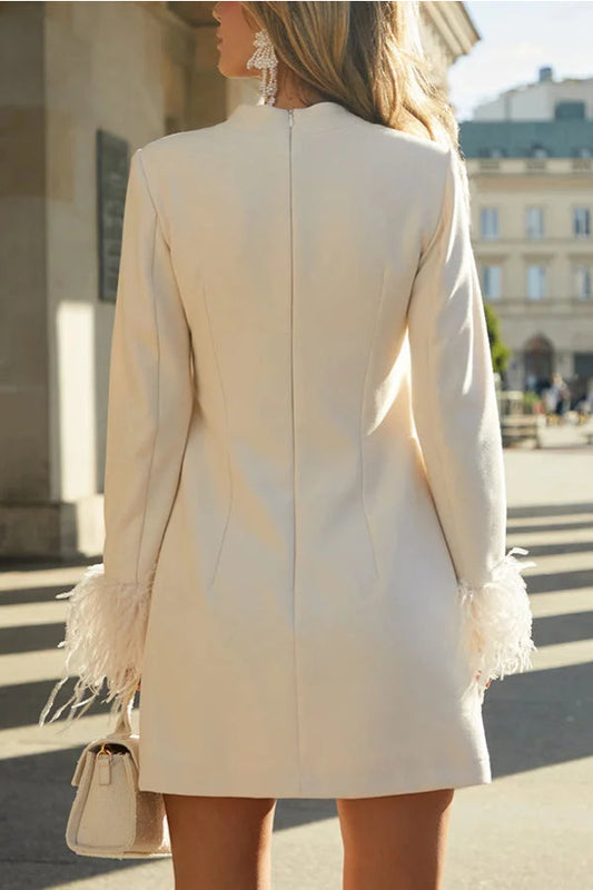 Deslumbra | Vestido corto de manga larga con ribete de plumas 