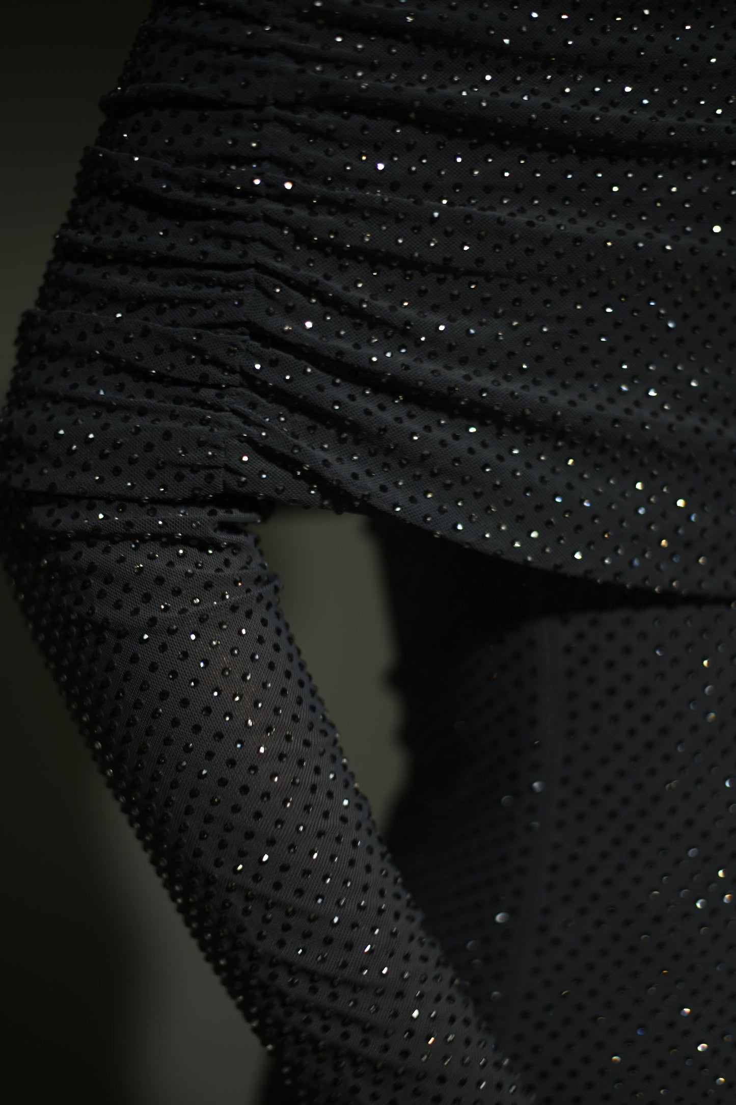 Deslumbra | Vestido largo brillante con hombros descubiertos