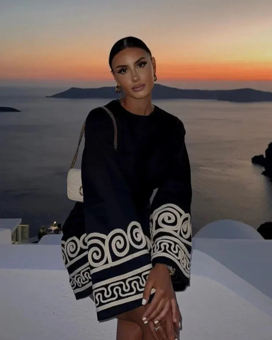 Deslumbra | Vestido corto con mangas largas 