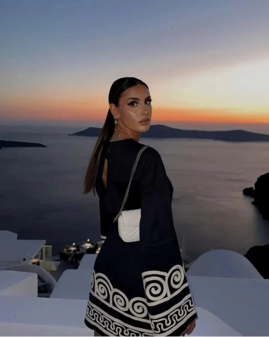 Deslumbra | Vestido corto con mangas largas 