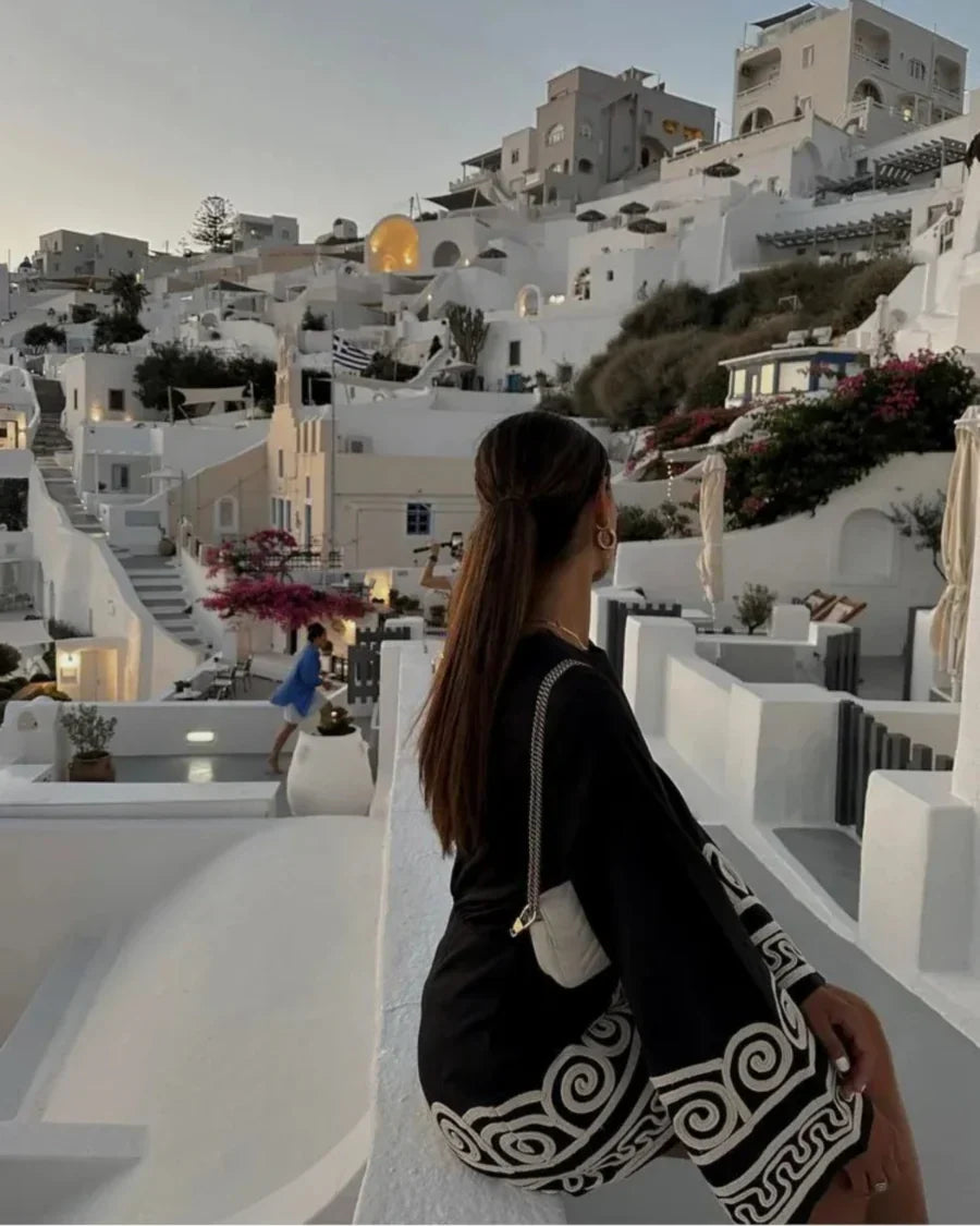 Deslumbra | Vestido corto con mangas largas 