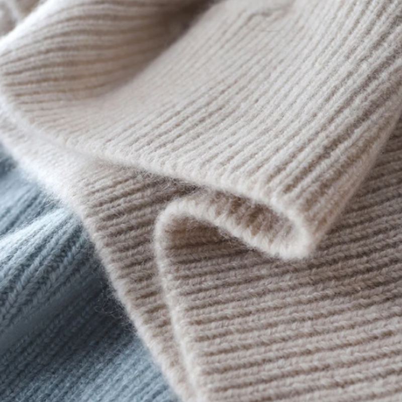 Out-Shine | Luxury Cashmere Turtleneck with Checkered Pattern