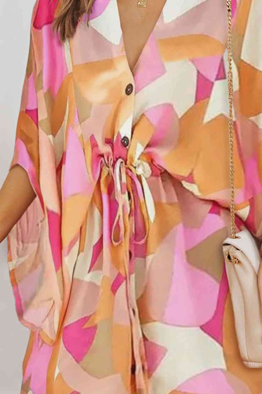 Deslumbra | Vestido estampado con escote en V y cintura ajustable con cordón