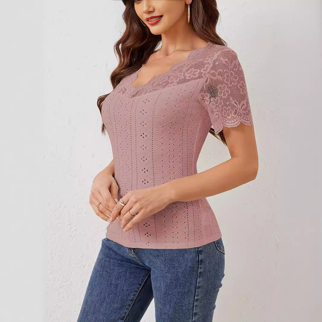 Brilla con luz propia | Camiseta de manga corta de corte ajustado con escote en V y detalles de encaje