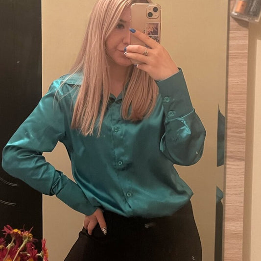 Brilla con luz propia | Blusa de satén de manga larga para mujer