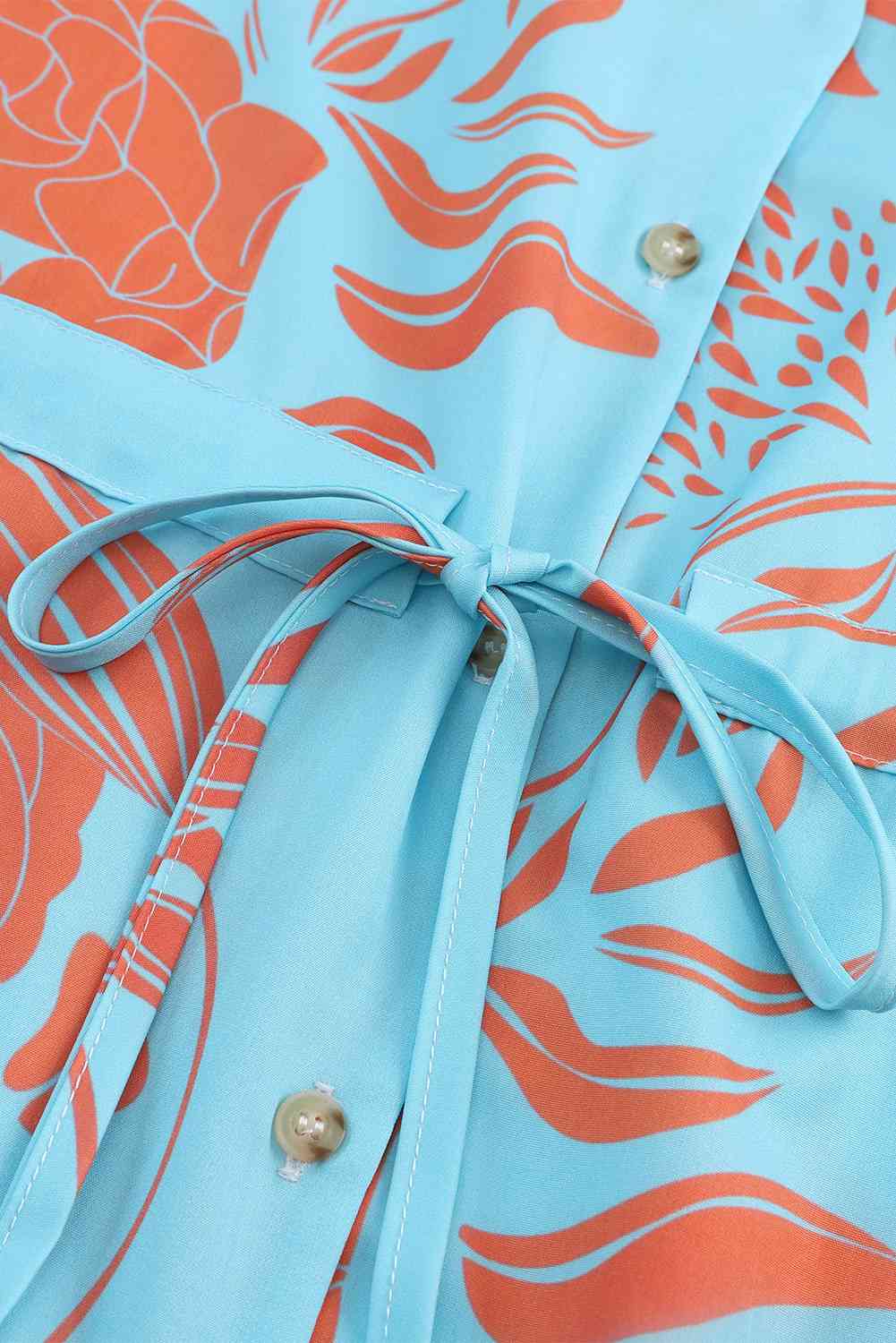 Deslumbra | Vestido estampado con escote en V y cintura ajustable con cordón